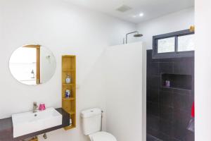 拉迈Awesome sea view pool studio B - 2 people - Lamai Bay View - Koh Samui的带水槽和镜子的浴室