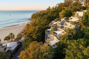 una vista aérea de una casa en una colina junto a la playa en Hastings Park: Lavish Ocean Vista Luxury, en Noosa Heads