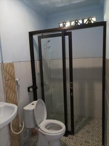 W łazience znajduje się prysznic, toaleta i umywalka. w obiekcie Merendeng Hostel Kuta w Kuta Lombok
