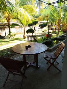 Κήπος έξω από το Merendeng Hostel Kuta