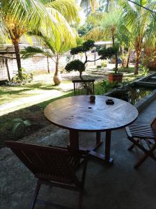 Κήπος έξω από το Merendeng Hostel Kuta