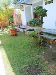Κήπος έξω από το Merendeng Hostel Kuta
