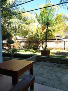 Κήπος έξω από το Merendeng Hostel Kuta