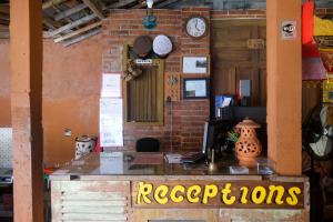 un restaurant avec une réception avec une horloge dans l'établissement RedDoorz Syariah near Akmil Magelang, à Magelang