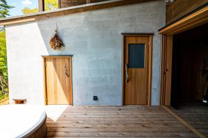 Fotografie z fotogalerie ubytování 野尻湖の絶景を楽しむ、貸切サウナ付き一軒家 Anoie（あの家） v destinaci Shinano