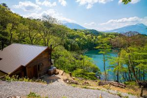 信濃町にある野尻湖の絶景を楽しむ、貸切サウナ付き一軒家 Anoie（あの家）の湖の景色を望む小さなキャビン