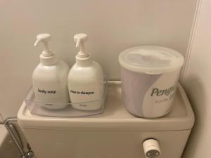 東京にある遊悠館のトイレの上に置いた洗濯洗剤3本