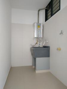 - une salle de bains avec lavabo dans une chambre blanche dans l'établissement Apartamento Zipa 301, à Paipa