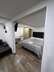 um quarto com uma cama e uma cadeira em Apartaestudio en Bogota. em Bogotá