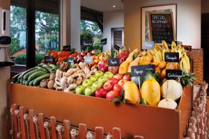 una gran exposición de frutas y hortalizas en una tienda en Renaissance Koh Samui Resort & Spa, en Lamai