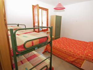 um pequeno quarto com 2 beliches em Sun drenched seaside holiday home close to Venice em Rosolina Mare