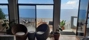 a balcony with chairs and a view of the ocean at Loft Playa Los Venados in Lo de Marcos