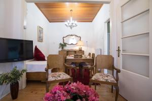 Televízia a/alebo spoločenská miestnosť v ubytovaní Guesthouse Simou with view 3 bedrooms