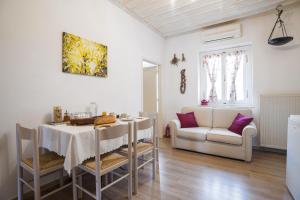 Posedenie v ubytovaní Guesthouse Simou with view 3 bedrooms