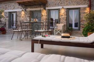 eine Terrasse mit einem Tisch mit Hut darauf in der Unterkunft Guesthouse Simou with view 3 bedrooms in Arachova