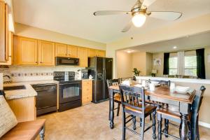 cocina con mesa de madera y comedor en Cozy Missouri Retreat with Deck and Grill, Near Hiking, en Lee's Summit