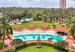 vista aerea di un resort con ampia piscina di Le Meridien Kochi a Cochin