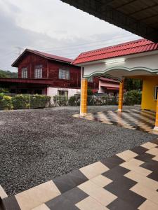 une maison avec un toit rouge et un sol en damier dans l'établissement VINDRA HOMESTAY, à Bidur