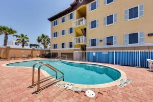 Πισίνα στο ή κοντά στο Pet-Friendly Fernandina Beach Condo Walk to Beach