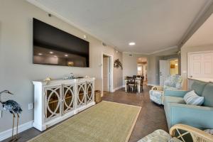 Χώρος καθιστικού στο Pet-Friendly Fernandina Beach Condo Walk to Beach