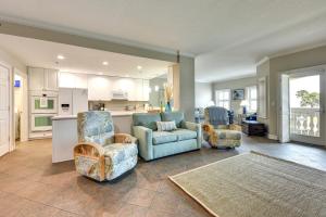 Η κουζίνα ή μικρή κουζίνα στο Pet-Friendly Fernandina Beach Condo Walk to Beach