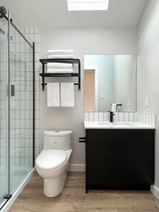 une salle de bain avec toilettes, lavabo et miroir dans l'établissement Roam America Horseshoe Bend, à Page