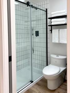 une salle de bain avec toilettes et douche en verre dans l'établissement Roam America Horseshoe Bend, à Page