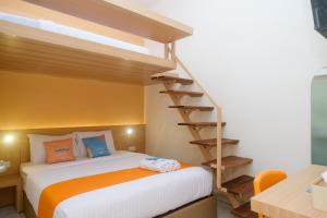 sypialnia z łóżkiem piętrowym i schodami w obiekcie Sans Hotel Aurum Semarang w mieście Semarang