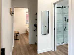 une salle de bain avec douche et miroir dans l'établissement Roam America Horseshoe Bend, à Page