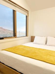 une chambre avec un lit avec une grande fenêtre dans l'établissement Roam America Horseshoe Bend, à Page 17 autres photos