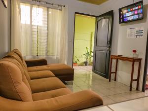 ein Wohnzimmer mit einem Sofa und einem TV in der Unterkunft Butterfly Apartments in Fortuna