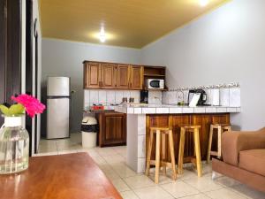 - une cuisine avec des placards en bois et un comptoir dans l'établissement Butterfly Apartments, à Fortuna