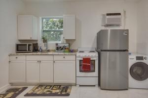 a kitchen with a refrigerator and a washing machine at Boynton Beach Vacation Rental about 4 Mi to Beach! in Boynton Beach
