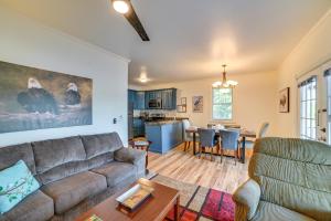 een woonkamer met een bank en een tafel bij Lakefront Murray Vacation Rental with Deck and Views! in Faxon