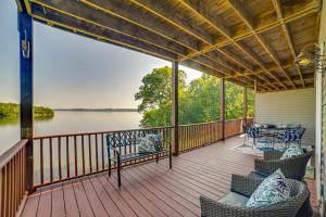 een veranda met stoelen en een tafel en uitzicht op het water bij Lakefront Murray Vacation Rental with Deck and Views! in Faxon