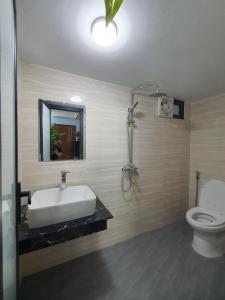 ein Bad mit einem Waschbecken und einem WC in der Unterkunft 89 Phạm Văn Đồng, Hà Nội in Hanoi