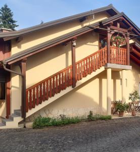 dom z drewnianym tarasem na boku w obiekcie Apartma Krupa w mieście Gradac