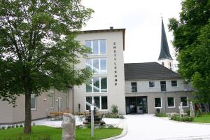 un edificio con campanario y iglesia en Hotel Zwettlerhof, en Zwettl an der Rodl