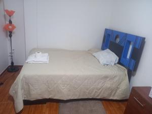 利馬的住宿－GEDEON apartament airport，一间卧室配有一张床,上面有两条毛巾