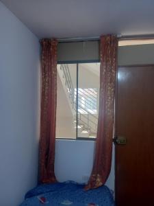利馬的住宿－GEDEON apartament airport，窗户,房间带一张床和楼梯