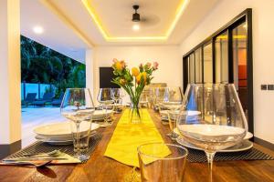 Nápoje v ubytování RUSARDI Poolvilla Ao Nang - new Villa 4 Bedrooms 4 Bathrooms, 10m Pool