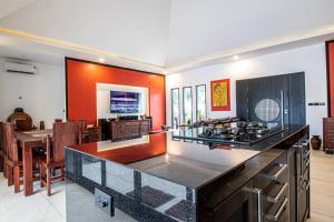 Posezení v ubytování RUSARDI Poolvilla Ao Nang - new Villa 4 Bedrooms 4 Bathrooms, 10m Pool