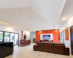 TV a/nebo společenská místnost v ubytování RUSARDI Poolvilla Ao Nang - new Villa 4 Bedrooms 4 Bathrooms, 10m Pool