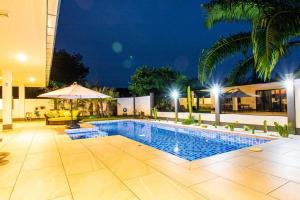 Bazén v ubytování RUSARDI Poolvilla Ao Nang - new Villa 4 Bedrooms 4 Bathrooms, 10m Pool nebo v jeho okolí