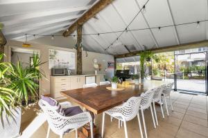 una cucina e una sala da pranzo con tavolo e sedie in legno di 7 Pelican Beach Resort a Noosaville