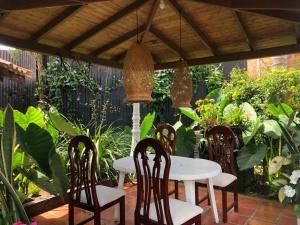 una mesa y sillas sentadas bajo una pérgola en Linda cabaña con el mejor clima en Rionegro