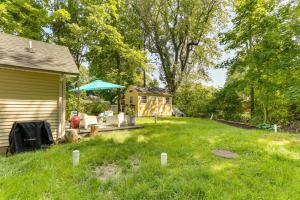 un patio con una casa al fondo en All-Season Vernon Township Lake House Retreat!, en Vernon Township