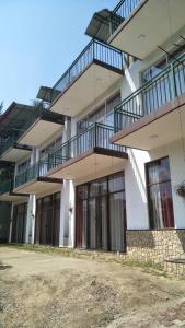 un edificio con balcones en un lateral en Sandaru Hotel & Homestay, en Katugastota