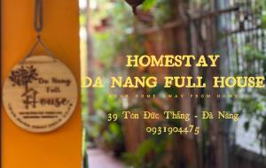 una señal para una casa colgada en una pared en Homestay Da Nang Full House en Da Nang