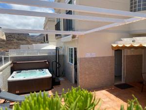 - un bain à remous sur le balcon d'un bâtiment dans l'établissement Apartment With Jacuzzi and pool access, à Puerto Rico